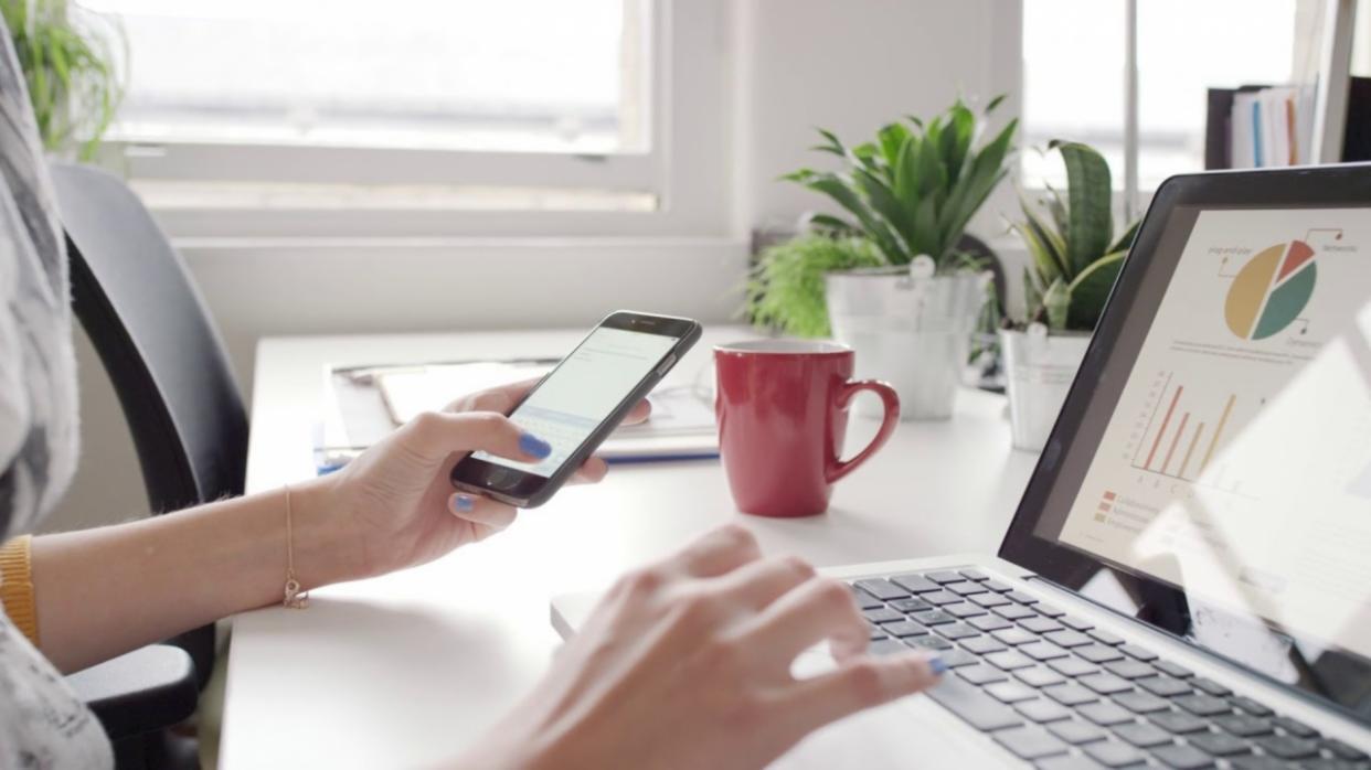 Moderne Arbeitsumgebung mit Budget-Software-Tools